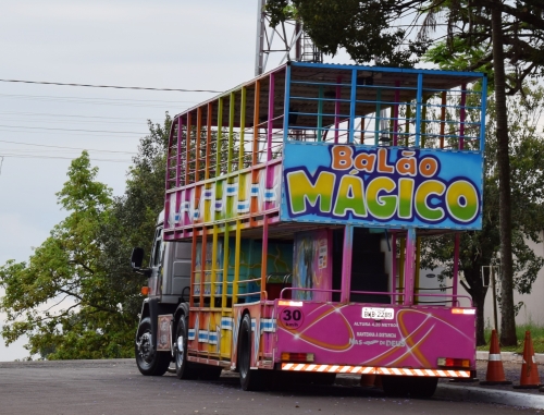 Carreta da Alegria atrai crianças e famílias patenses para a praça central  da cidade