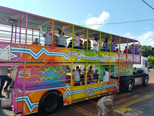 Carreta da Alegria chama atenção nas ruas de Rio Branco